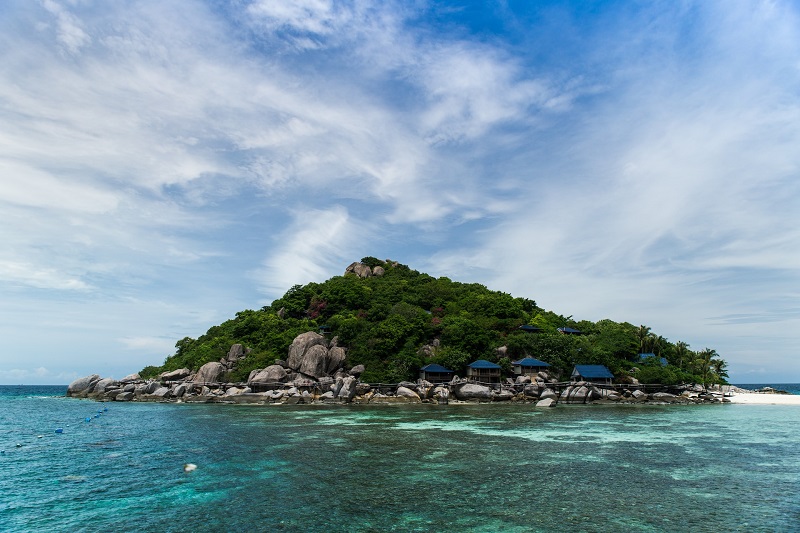sea and island in Koh Tao